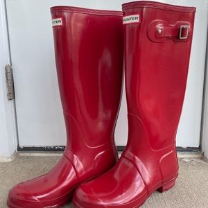 Hunter Tall Gloss Rain Boots in Military Red